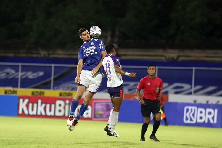 Pemain Persib Bandung Nick Kuipers saat berdel dengen pemain Persita Tangerang pada pertandingan pekan 18 Liga 1 2021-2022 yang berakhir dengan skor 1-0 di Stadion I Gusti Ngurah Rai Denpasar, Bali, Jumat (7/1/2021) malam.