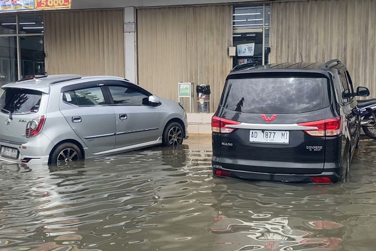 Dua Mobil Terjebak Banjir di Perumahan Kartika Cibitung