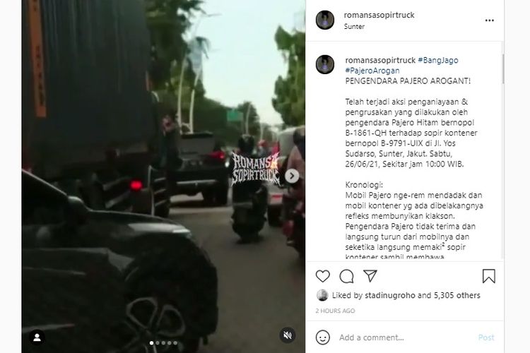 Pengemudi mobil ngamuk dan merusak kaca depan truk.