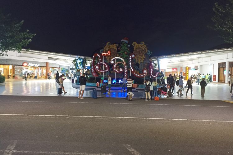 Ilustrasi wisatawan di Bandara Internasional I Gusti Ngurah Rai di Bali pada Jumat (20/12/2024).