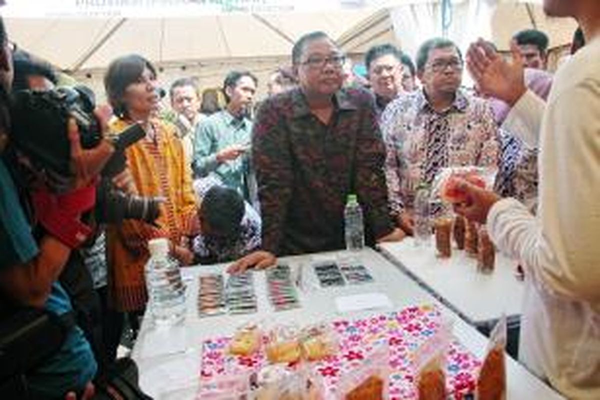 Menteri Koperasi dan Usaha Kecil Menengah Anak Agung Gede Ngurah Puspayoga dan Gubernur Jawa Barat Ahmad Heryawan saat mengunjungi salah satu stand UKM di Lapangan Tegar Beriman, Cibinong, Kabupaten Bogor, Jumat (7/8/2015). Kabupaten Bogor menjadi tuan rumah peringatan Hari Koperasi Nasional Tingkat Jawa Barat ke-68. K97-14