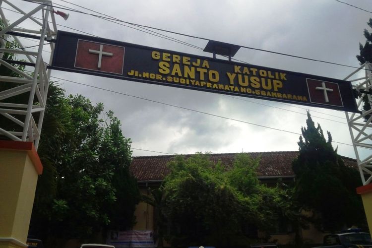 Gereja Katolik Santo Yusup di Jalan Mgr Sugiyapranata, Ambarawa, Jawa Tengah, Kamis (13/4/2017) sekitar pukul 14.00 WIB mendapat serangan diduga bom molotov yang dilempar pria tak dikenal. 