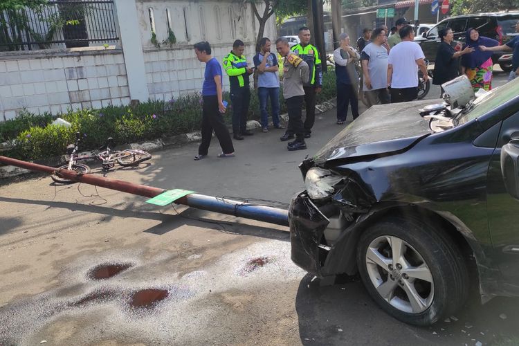 Kecelakaan mobil menabrak pesepeda di Villa Bintaro Regency, Jalan Sumatera Kelurahan Pondok Kacang Timur, Kecamatan Pondok Aren, Tangerang Selatan, Kamis (16/3/2023) pagi.