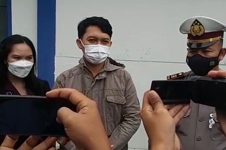 AK, warga Lampung Selatan yang video penilangannya viral di media sosial saat dihadirkan di Mapolresta Bandar Lampung, Jumat (24/6/2022).