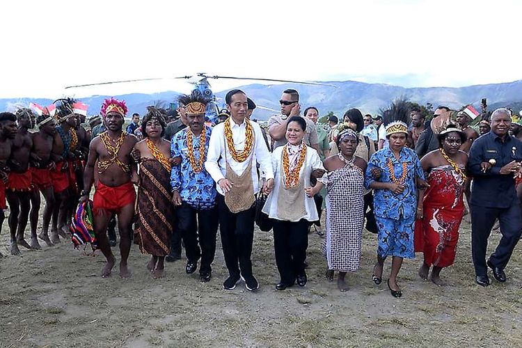 Presiden Joko Widodo (Jokowi) menerima sambutan dari warga Kabupaten Pegunungan Arfak, Papua Barat, saat melakukan kunjungan, Minggu (27/10/2019). Kunjungan ini menjadi kunjungan kerja pertama Jokowi pascapelantikan dirinya sebagai presiden terpilih periode 2019-2014, 20 Oktober lalu.