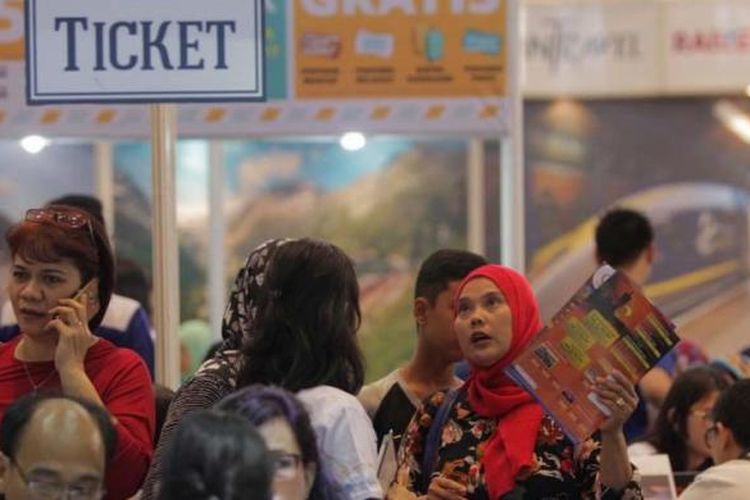 Pengunjung memadati Astindo Fair 2016 di Assembly Hall Jakarta Convention Center, Senayan, Jakarta, Sabtu (26/3/2016). Pameran travel yang berlangsung hingga 27 Maret ini, menawarkan berbagai promo perjalanan wisata baik domestik ataupun luar negeri. 