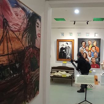 Suasana ruangan Sindhu Sekoel yang memajang karya-karya Romo Sindhunata dan direpresentasikan oleh para seniman dengan lukisan, di Museum Anak Bajang, Dusun Karangkletak, Hargobinangun, Kecamatan Pakem, Kabupaten Sleman, Senin (27/9/2021). Museum yang diluncurkan sekaligus memeringati 40 tahun karya tulis Budayawan Sindhunata yang bertajuk 'Anak Bajang Menggiring Angin' ini menampilkan karya seni, jurnalistik, hingga mengangkat pluralisme di Indonesia.