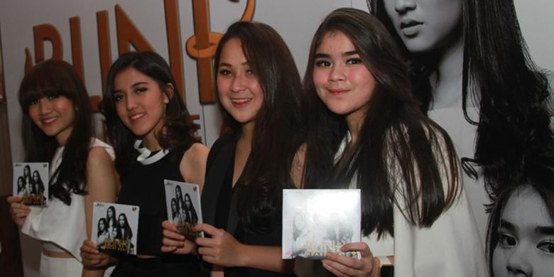 Grup vokal Blink yang terdiri dari Febby, Ify, Pricilia dan Silvia saat merilis album terbarunya bertajuk Heart Beat di kawasan Kemang, Jakarta Selatan, Jumat (15/1/2016).