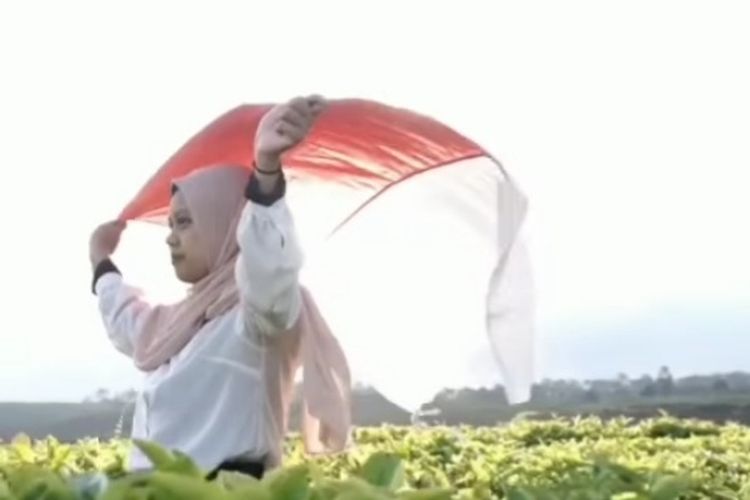 Desta saat membawa bendera merah putih di kebun teh Kayuaro