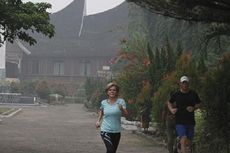 Menlu Australia Julie Bishop Lari Pagi di Tengah Kabut Asap Sumatera