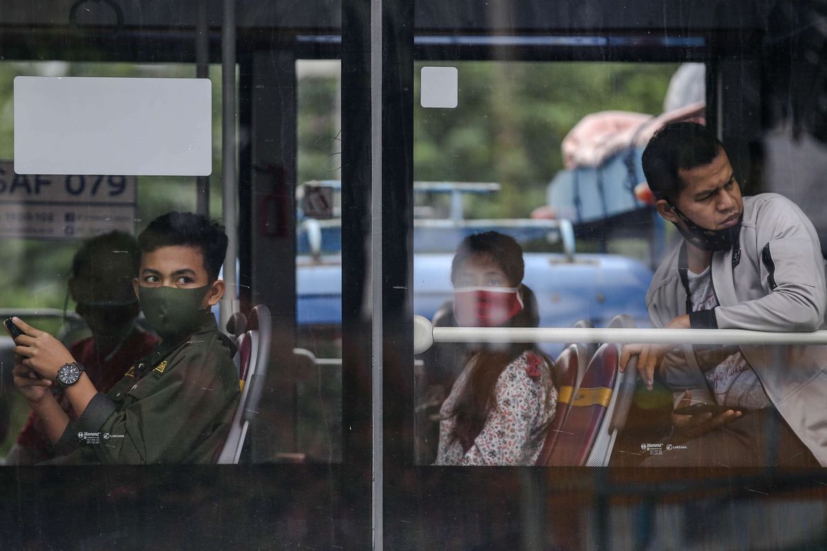 Warga menggunakan masker saat menumpangi bus transjakarta di Jl. Letjen S. Parman, Jakarta Barat, Senin (4/5/2020). Provinsi DKI Jakarta memasuki pelaksanaan pembatasan sosial berskala besar (PSBB) yang diperpanjang ke tahap kedua. Tujuan PSBB ini adalah untuk menekan penyebaran virus corona (Covid-19).