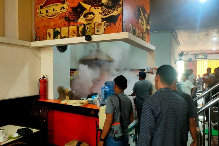 Insiden kebakaran terjadi di ruang barista di sebuah rumah kopi di kawasan Sam Ratulangi, Kecamatan Sirimau, Kota Ambon , Senin (30/5/2022). Kejadian itu sempat membuat pengunjung rumah kopi panik