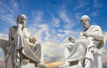 Socrates (kiri) bersama Plato (kanan), muridnya.