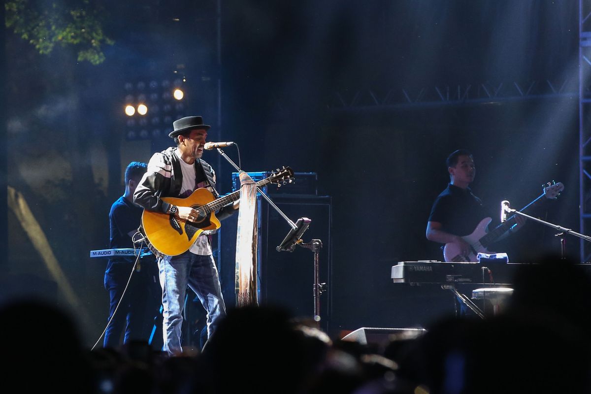 Penyanyi Glenn Fredly tampil di hari pertama Synchronize Festival 2019 di JI Expo Kemayoran, Jakarta, Jumat (4/10/2019).