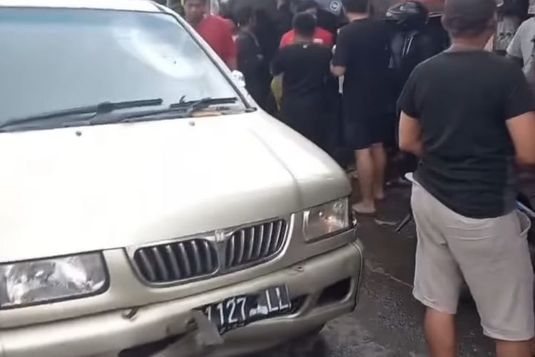 Seorang pengemudi mobil Panther dihajar massa karena tabrak lari sejumlah kendaraan di Jalan Eka Warni, Kecamatan Medan Johor, Kota Medan pada Minggu (19/8/2024). 