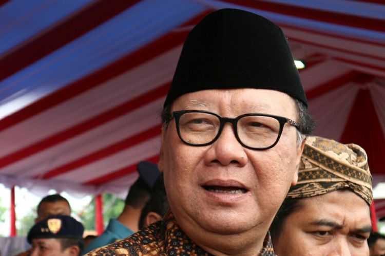 Menteri Dalam Negeri Tjahyo Kumolo mewakili Presiden Joko Widodo membuka acara peringatan hari Nusantara 2017 yang digelar di Dermaga Muara Jati, Cirebon, Jawa Barat, Rabu (13/12/2017).