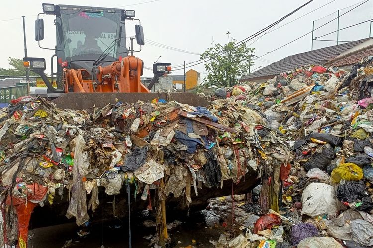 Lautan Sampah di Pasar Baleendah Capai 400 Ton, DLH Kabupaten Bandung Desak Pengelolaan dari Hulu
