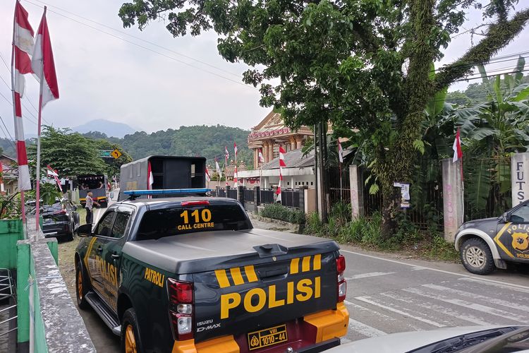 Sejumlah aparat kepolisian masih berjaga-jaga di sekitar lokasi keributan yang menewaskan satu orang di wilayah Kecamatan Jasinga, Kabupaten Bogor