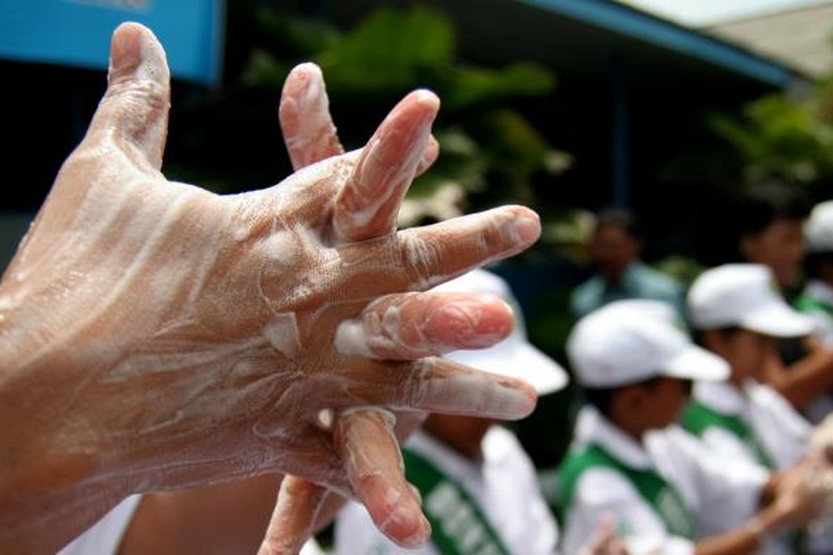 Para siswa SD Hang Tuah 2 Titipapan, Kecamatan Medan Deli, Sumatera Utara, mempraktikkan perilaku hidup bersih dan sehat dengan mencuci tangan dengan sabun di halaman sekolah, Selasa (8/ 6/2010). Kebiasaan mencuci tangan perlu dikenalkan sejak usia dini.