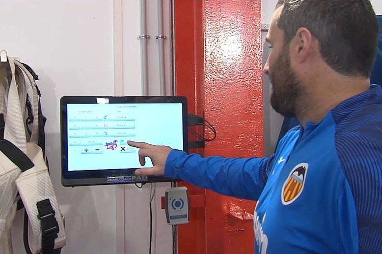 Asisten pelatih kebugaran Valencia menyiapkan alat kebugaran elektronik di markas latihan tim.