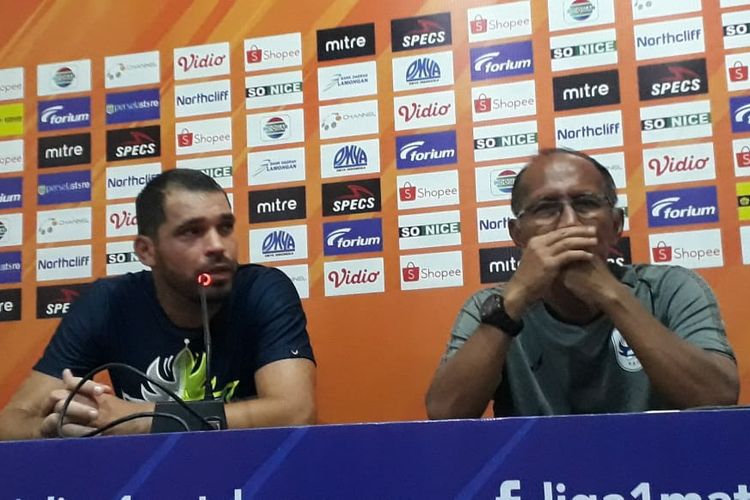 Pelatih PSIS Semarang Bambang Nurdiansyah (kanan) dan Wallace Costa.