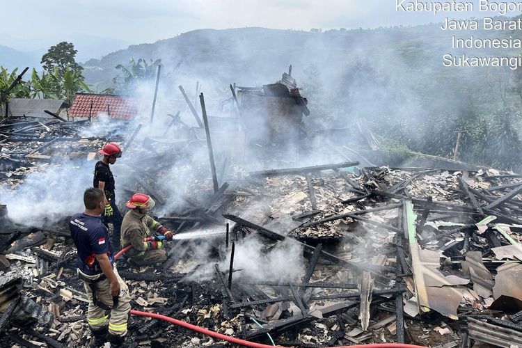 Kondisi dua rumah warga di Kampung Arca Lapang, Desa Sukawangi, Kecamatan Sukamakmur, Kabupaten Bogor, Jawa Barat, hangus terbakar akibat korsleting, Rabu (22/10/2025) siang.