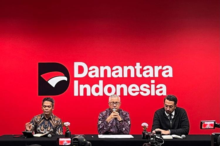 Managing Director Stakeholders Management Danantara Indonesia, Rohan Hafas (tengah) dalam diskusi dengan media di Wisma Danantara, Jakarta, Kamis (26/2/2026).