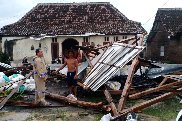 RUSAK--Salah satu rumah warga Kecamatan Wonoasri, Kabupaten Madiun, Jawa Timur rusak setelah diterjang angin puting beliung, Minggu (5/3/2023).