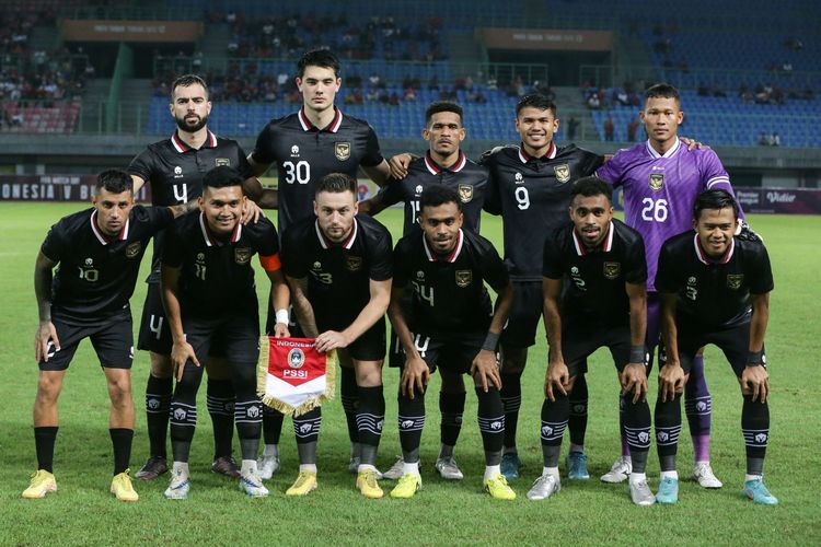 Pemain timnas Indonesia saat pertandingan FIFA Matchday melawan Burundi di Stadion Patriot Candrabhaga, Bekasi, Selasa (28/3/2023). Burundi ditahan imbang dengan skor 2-2. Terkini, timnas Indonesia dikabarkan bakal melawan Argentina dalam laga uji coba. Namun, Wakil Ketua Umum PSSI, Zainudin Amali, mengaku belum bisa mengonfirmasi kabar kedatangan Argentina untuk menghadapi timnas Indonesia.