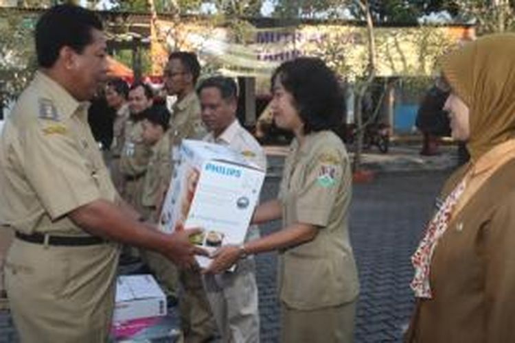 Wali Kota Magelang Sigit Widyonindito memberikan hadiah kejutan kepada sejumlah pegawai negeri sipil (PNS) dan tenaga honorer di Kota Magelang yang disiplin masuk kerja pasca-libur Lebaran, Senin (4/8/2014). 