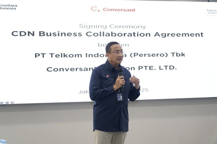 Direktur Network Telkom Nanang Hendarno saat memberikan sambutan pada acara penandatanganan perjanjian kerja sama penyediaan layanan CaaS.