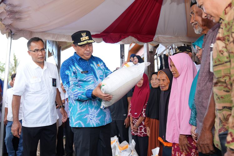 Penjabat (Pj) Gubernur Sulawesi Selatan (Sulsel) Bahtiar Baharuddin kembali menyalurkan bantuan pangan dari pemerintah pusat berupa beras seberat 10 kilogram (kg) untuk setiap keluarga penerima manfaat (KPM), Rabu (31/1/2024).