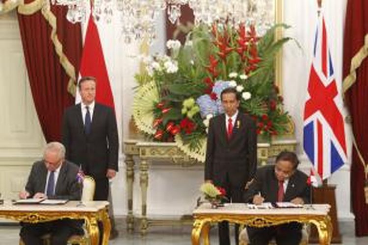 Presiden Joko Widodo (kanan) dan  Perdana Menteri Inggris David Cameron menyaksikan penandatanganan kerja sama antara pemerintah Indonesia dan Inggris di Istana Merdeka, Senin (27/7/2015) petang. Kunjungan kali ini difokuskan Cameron untuk meningkatkan kerja sama Inggris dengan negara-negara Asia Tenggara.