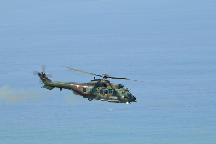 Para penerbang helikopter C-725 Caracal TNI Angkatan Udara Skadron Udara 8 Pangkalan Udara (Lanud) Atang Sendjaja Bogor, melatih  kemampuan menembakkan roket RD-702 MOD4.