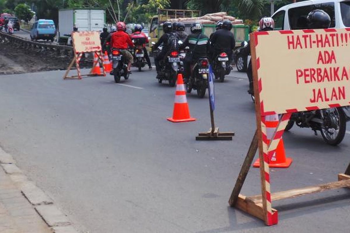 Ilustrasi perbaikan jalan. -- Perbaikan Jalan Panjang, Kebon Jeruk, Jakarta Barat tepat di depan Gedung Diklat Kemenkominfo, Jumat (13/9/2013). Perbaikan jalan itu mengakibatkan penutupan jalan sehingga memicu kemacetan. 