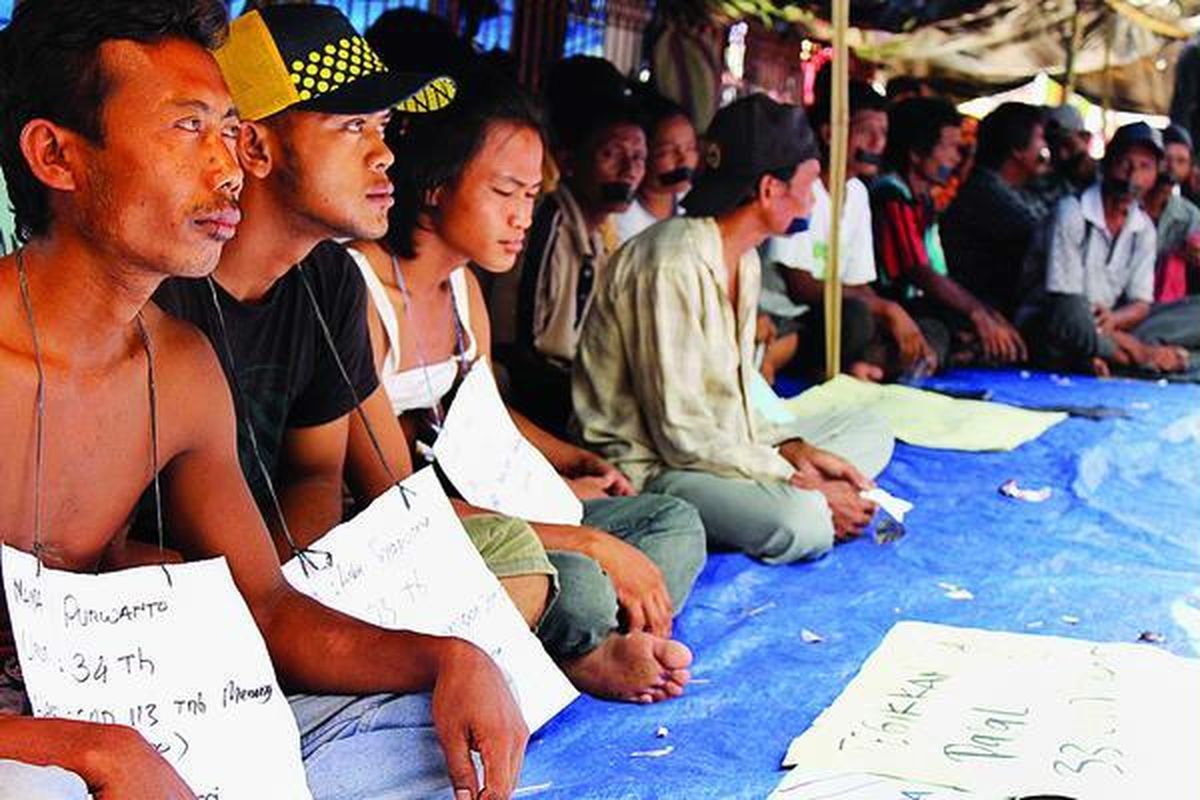 Sekitar 50 petani dari Kabupaten Batanghari dan Sarolangun berunjuk rasa di halaman Kantor Gubernur Jambi, Minggu (25/3),  menuntut lahan  yang tumpang tindih dengan konsesi hutan tanaman industri dan perkebunan sejumlah perusahaan. Mereka menutup dan menjahit mulut sebagai simbol kekecewaan atas minimnya respons pemerintah dalam menyelesaikan konflik pertanahan.