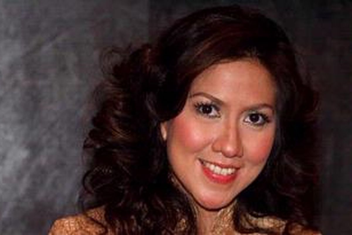 Venna Melinda, yang pernah terkenal sebagai artis peran dan model, menghadiri acara silaturahim para artis calon anggota legislatif di Financial Club, Gedung Graha Niaga, Jakarta, Rabu (19/11/2008).  