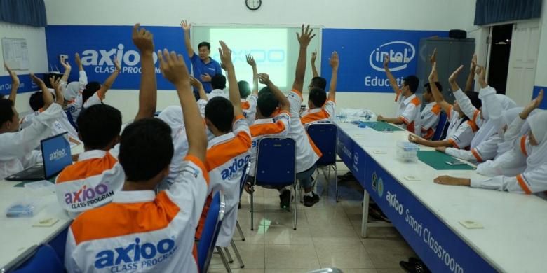 Suasana Belajar di Axioo Class Program. Menurut Direktur Axioo Class Program Timmy Theopelus, pihaknya, sejak 2009, menggandeng sekolah kejuruan dan 17 industri pasangan Axioo membuat kurikulum terpadu  untuk mendapatkan sumber daya manusia (SDM) yang mampu menjawab kebutuhan industri, khususnya teknologi informasi (TI). 