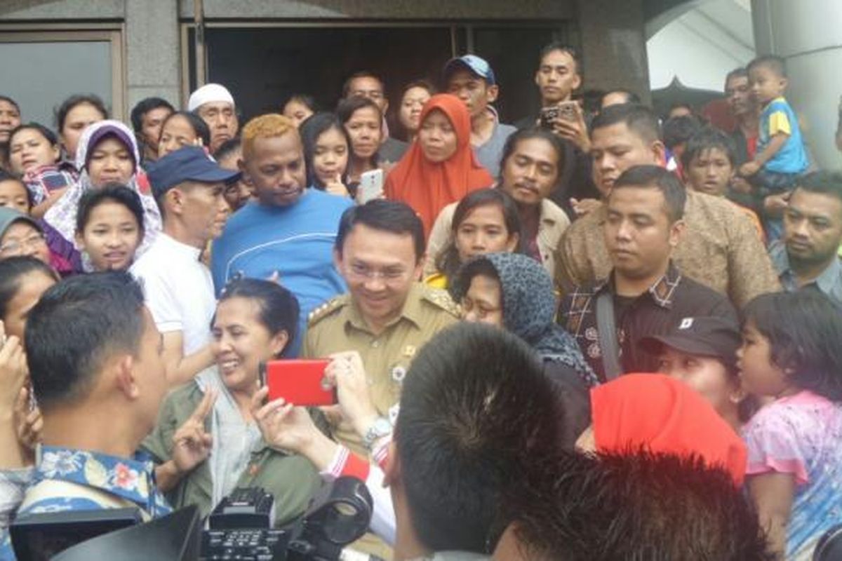 Gubernur DKI Jakarta Basuki Tjahaja Purnama meninjau Masjid Raya Universitas Borobudur, tempat pengungsian warga Cipinang Melayu, yang menjadi korban banjir, Senin (20/2/2017). 