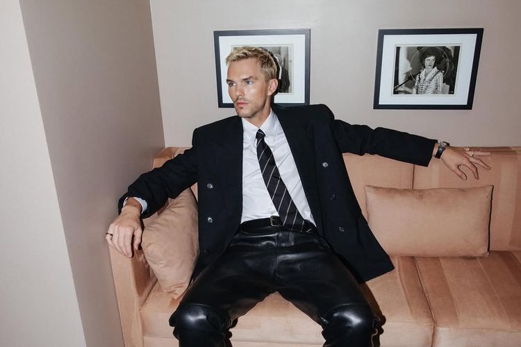 Nicholas Hoult tampil keren di premiere Superman dengan rambut pirang, celana kulit, hingga aksesori mewah. Gaya barunya sukses mencuri perhatian.