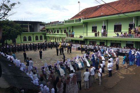 10 Pasang Santri yang Dijodohkan Melangsungkan Pernikahan Massal di Pesantren