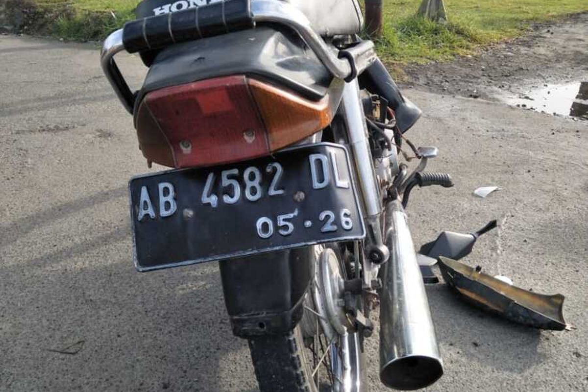 Polisi mengamankan lokasi tabrakan di seberang kantor Kepolisian Resor Kabupaten Kulon Progo, Daerah Istimewa Yogyakarta. Tabrakan melibatkan dua motor di mana salah satu pengendara tewas di lokasi tabrakan. Korban tewas adalah seorang anggota TNI yang dinas di Kodim 0731 / Kulon Progo yang berkendara dengan motor Honda Astrea C.