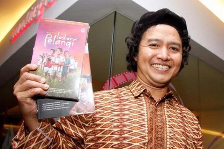 Penulis novel tetralogi Laskar Pelangi, Andrea Hirata, datang ke acara pemutaran film yang diangkat oleh sutradara Riri Riza dari novel tersebut di Auditorium I Blitz Megaplex, Jakarta Pusat, Rabu (8/10/2008).