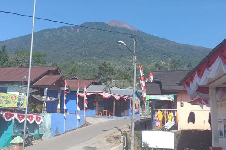 Kondisi Gunung Slamet terlihat jelas dari sekitar Pos Pendakian Bambangan, Kabupaten Purbalingga, Jawa Tengah, Jumat (16/82019).