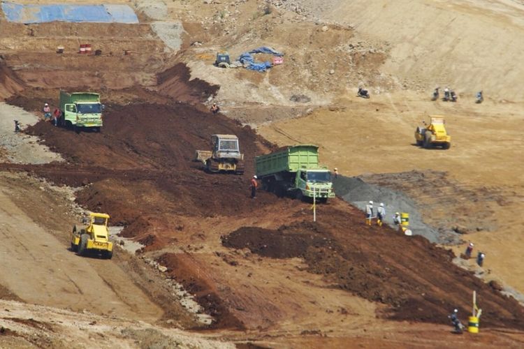 Pengerjaan proyek Bendungan Gondang di Kabupaten Karanganyar.