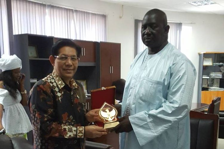 Duta besar RI di Dakar Mansyur Pangeran bersama wali kota Saly-Portudal Ousmane Gueye.