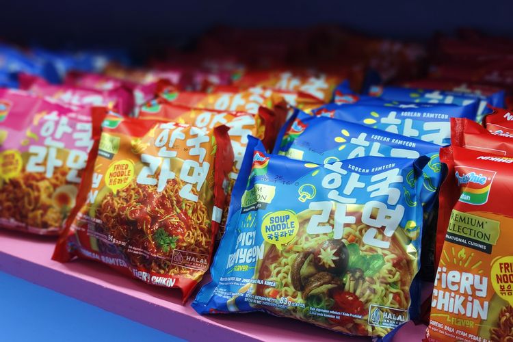 Indomie Korean Ramyeon Series, a new variant of Indomie, during a press conference, at the Main Atrium, Gandaria City Mall, South Jakarta, Thursday (31/10/2024). 