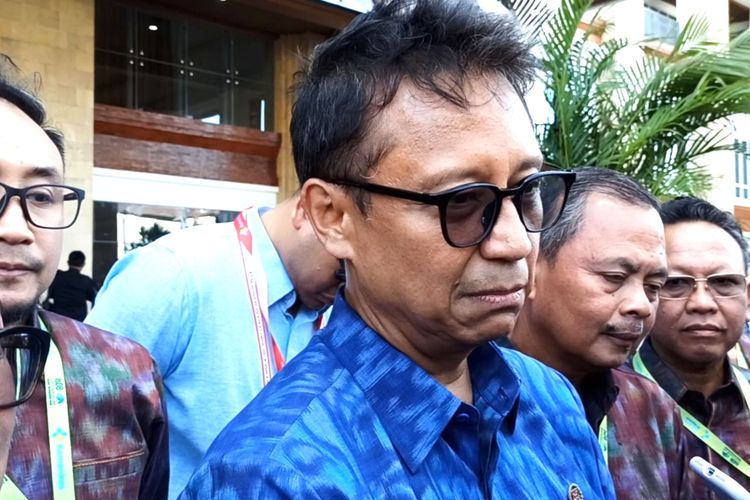 Menteri Kesehatan Budi Gunadi Sadikin saat ditemui usai menghadiri acara peresmian Gedung Pelayanan Ibu dan Anak RS Ngoerah Denpasar, Bali, pada Senin (2/9/2024). KOMPAS.com/ Yohanes Valdi Seriang Ginta