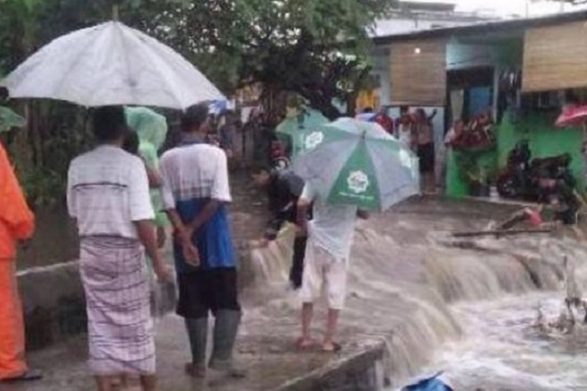 Tanggul jebol di Jatipadang, Pasar Minggu, Jakarta Selatan, pada -Februari 2016.  