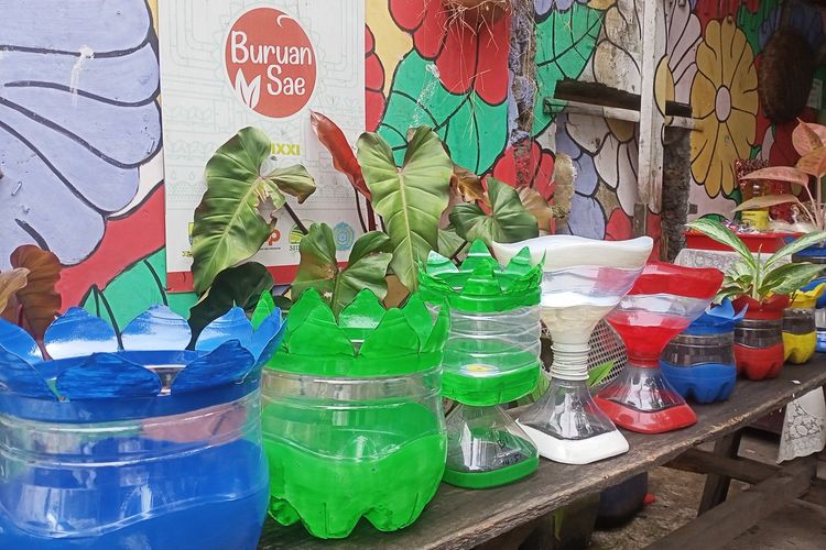 Bank Sampah Bebep yang berada di Gang Situsaeur Timur, Kelurahan Situsaeur, Kota Bandung yang berdiri tahun 2020 berhasil mengatasi persoalan sampah dilingkungan masyarakat. Tak hanya itu, kehadiran Bank Sampah Bebep juga berhasil membangun kesadaran warga terkait sampah.